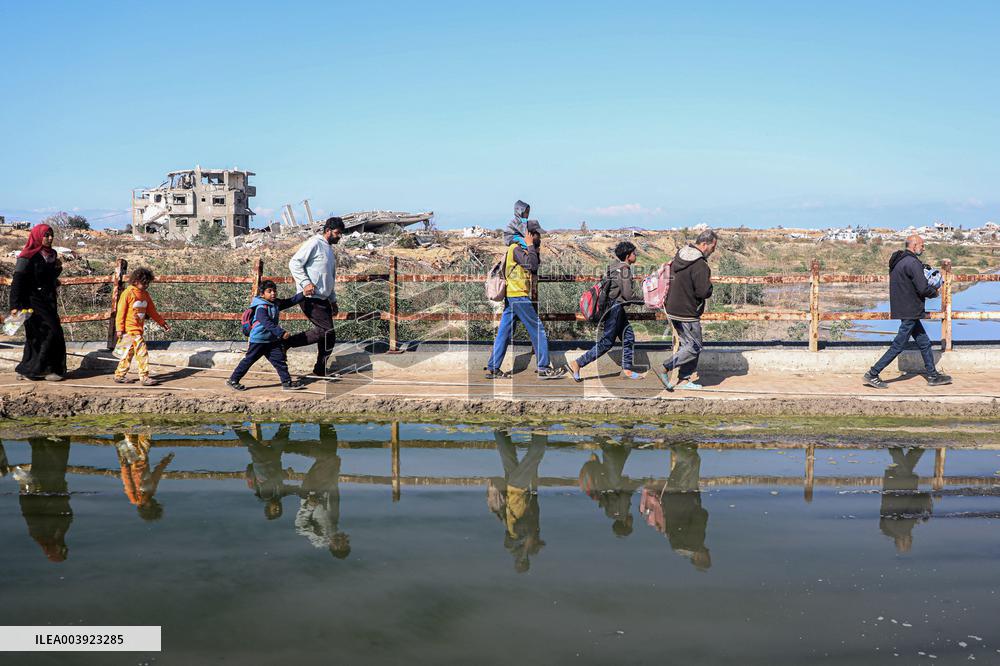 Displaced Palestinians Return to North of Gaza