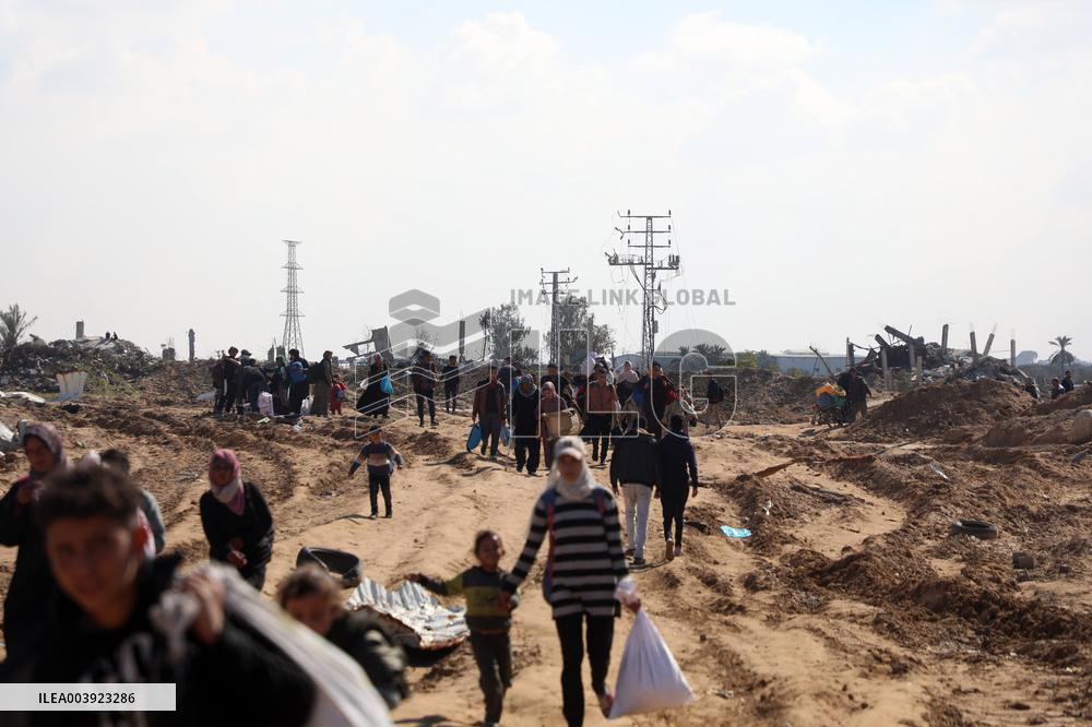 Displaced Palestinians Return to North of Gaza