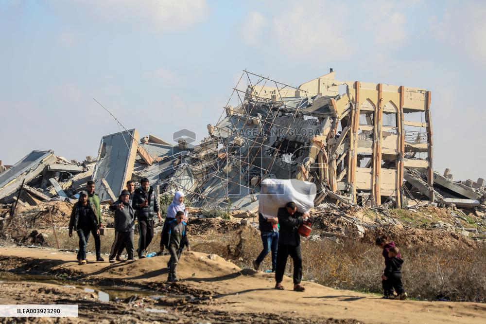 Displaced Palestinians Return to North of Gaza