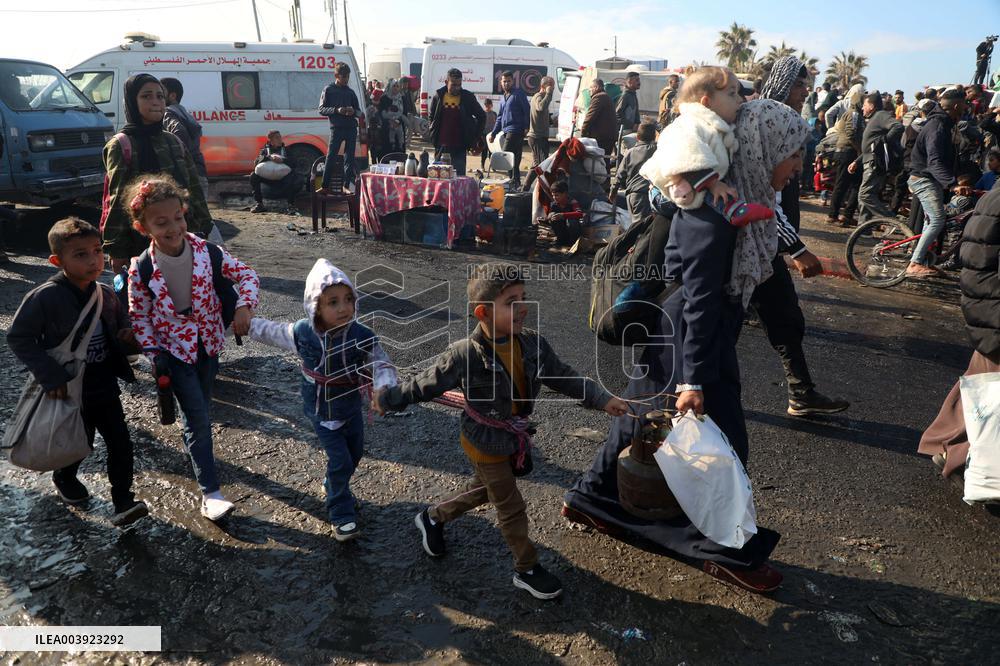 Displaced Palestinians Return to North of Gaza