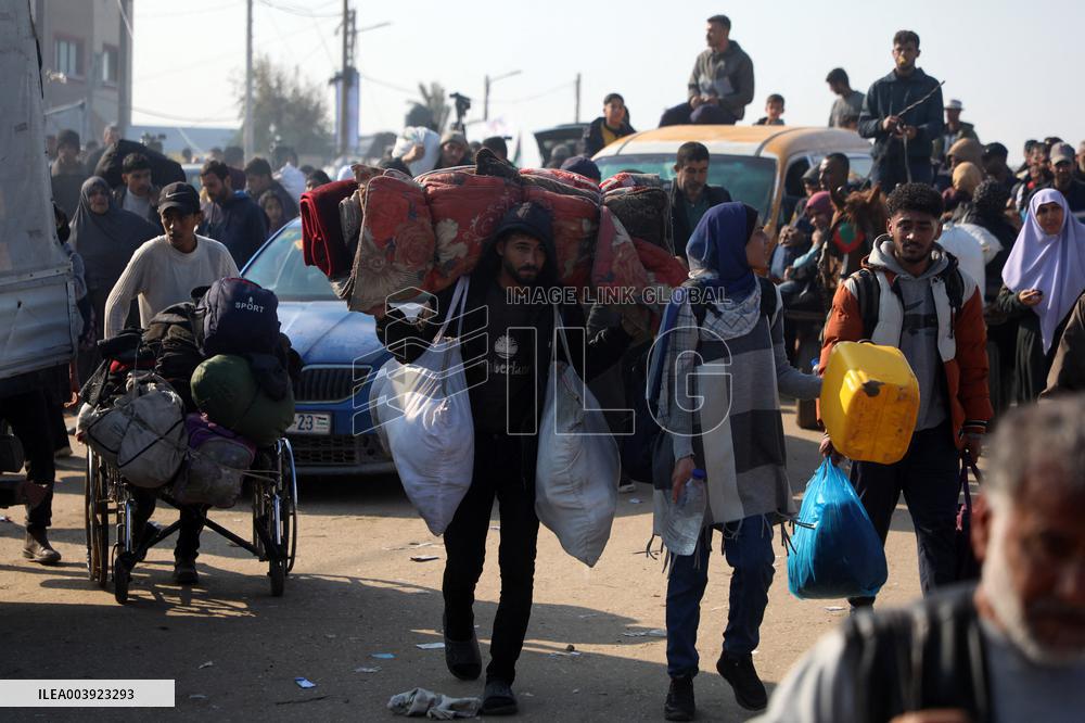 Displaced Palestinians Return to North of Gaza