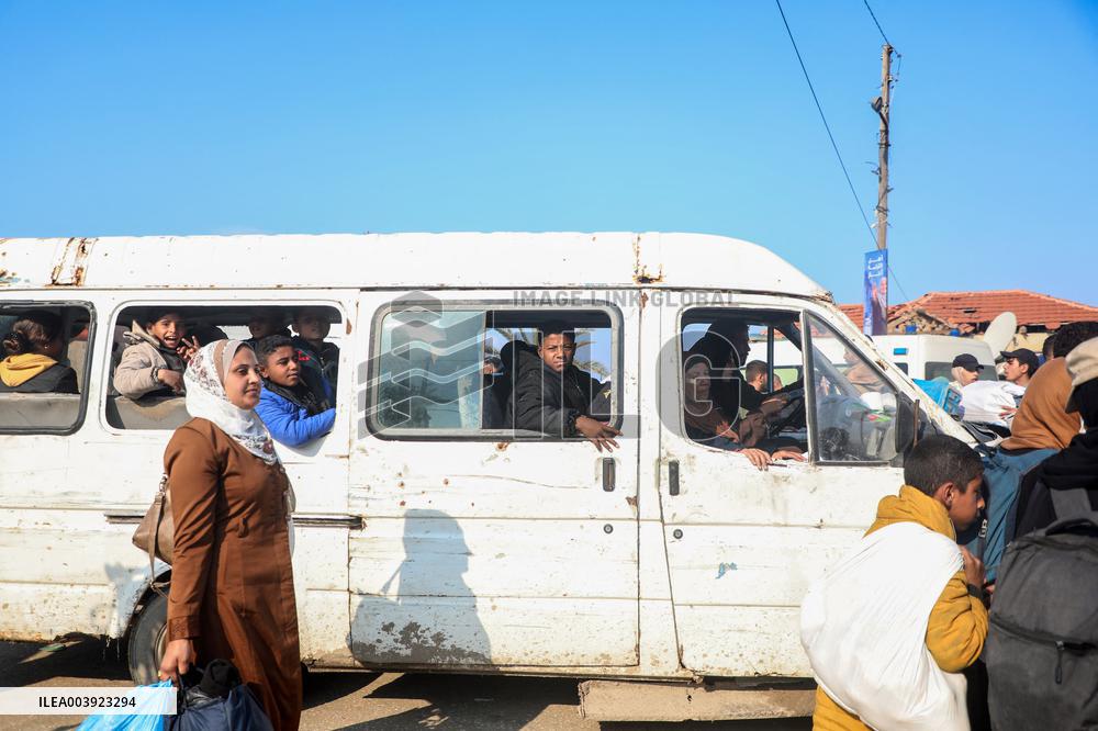 Displaced Palestinians Return to North of Gaza