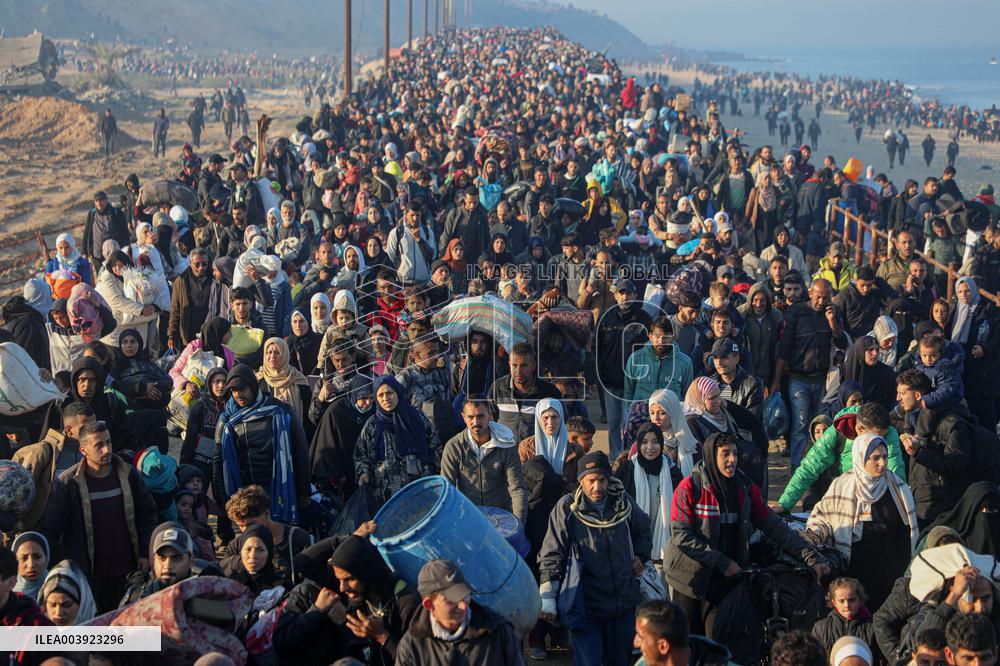 Displaced Palestinians Return to North of Gaza