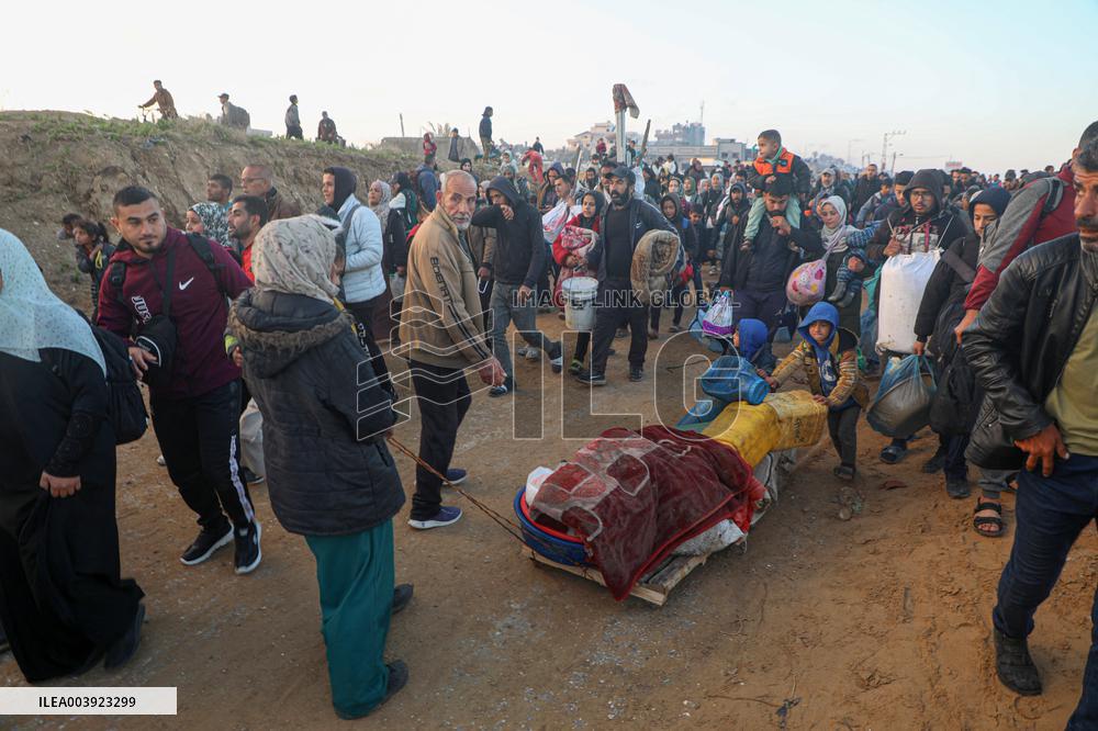 Displaced Palestinians Return to North of Gaza