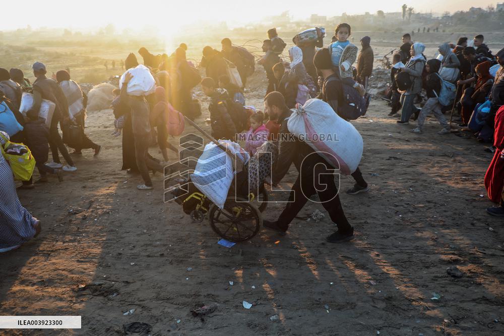 Displaced Palestinians Return to North of Gaza