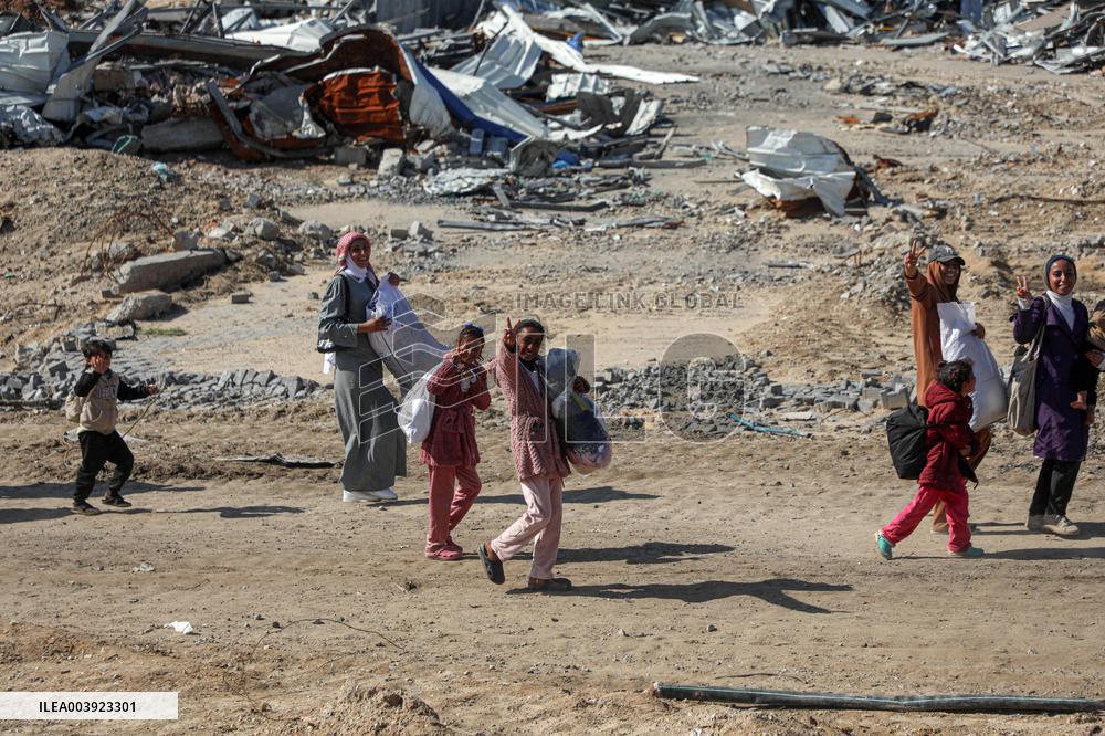 Displaced Palestinians Return to North of Gaza