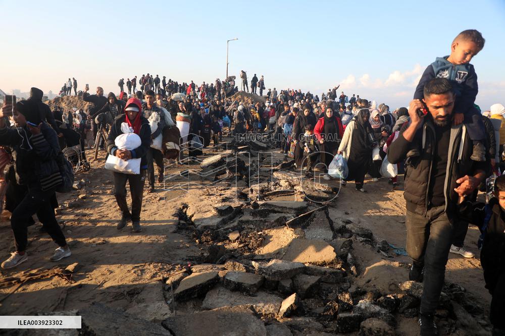 Displaced Palestinians Return to North of Gaza