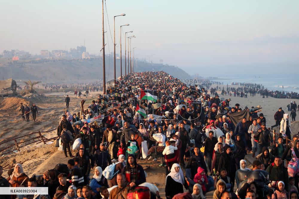 Displaced Palestinians Return to North of Gaza