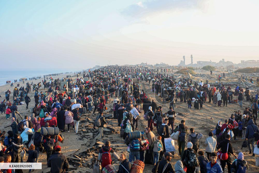 Displaced Palestinians Return to North of Gaza