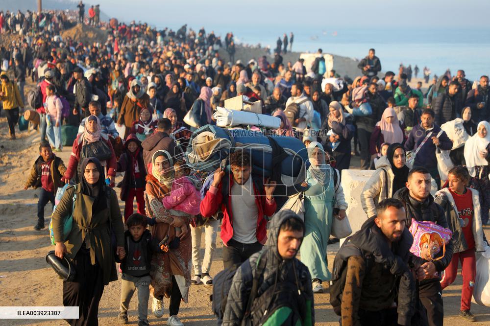 Displaced Palestinians Return to North of Gaza