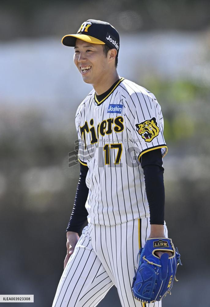 Baseball: Hanshin Tigers' right-hander Aoyagi