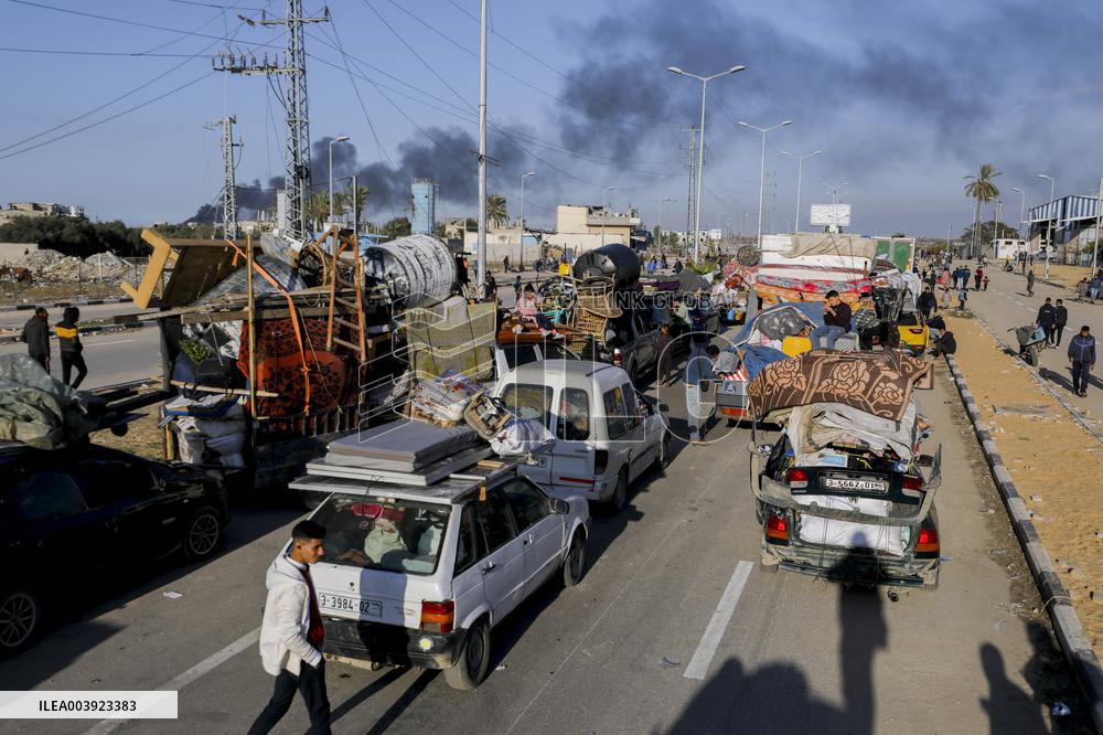 Displaced Palestinians Returned To Northern Gaza