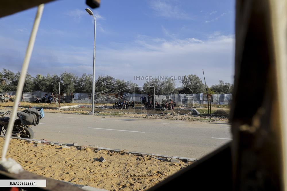 Displaced Palestinians Returned To Northern Gaza