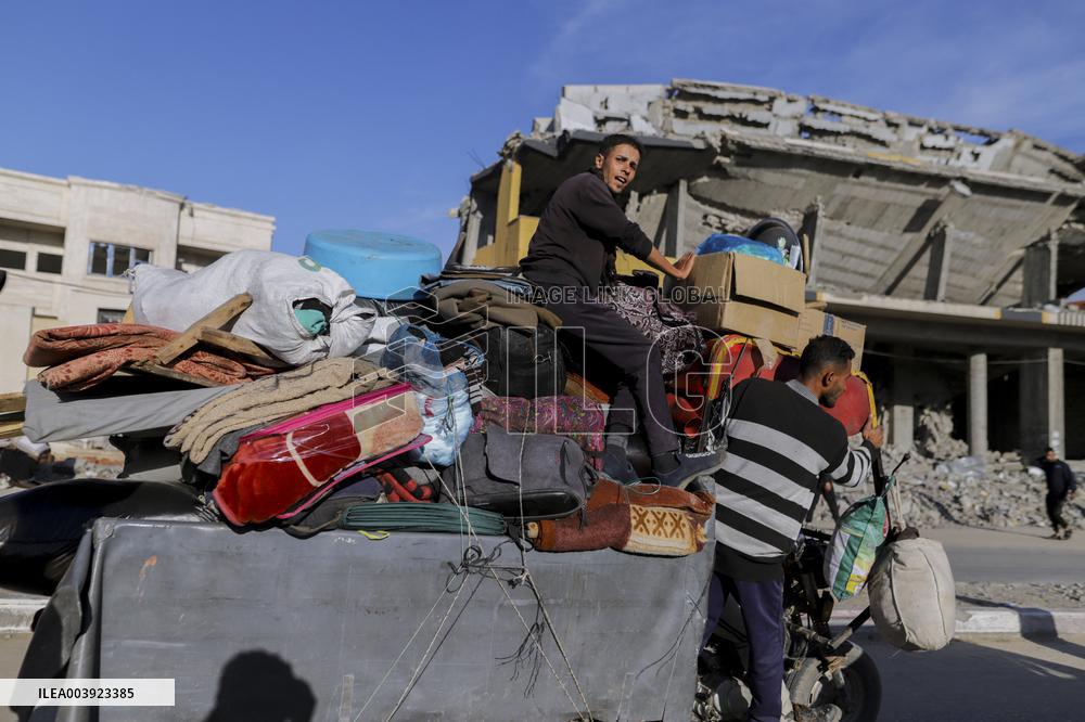 Displaced Palestinians Returned To Northern Gaza
