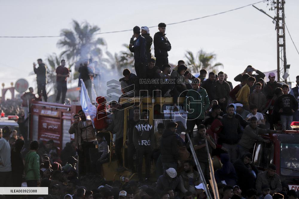 Displaced Palestinians Returned To Northern Gaza