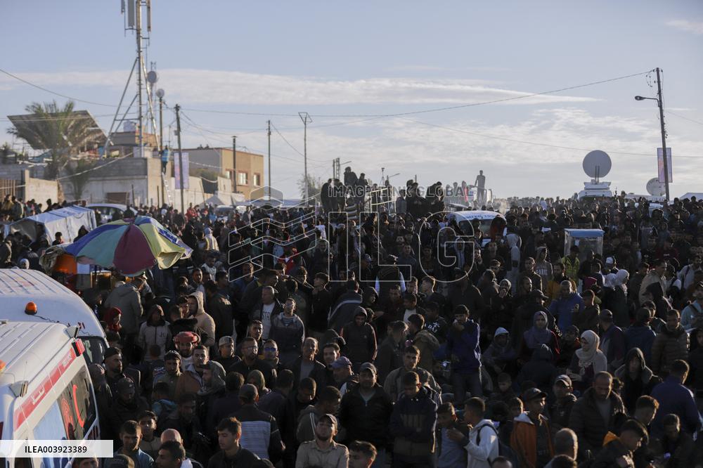 Displaced Palestinians Returned To Northern Gaza