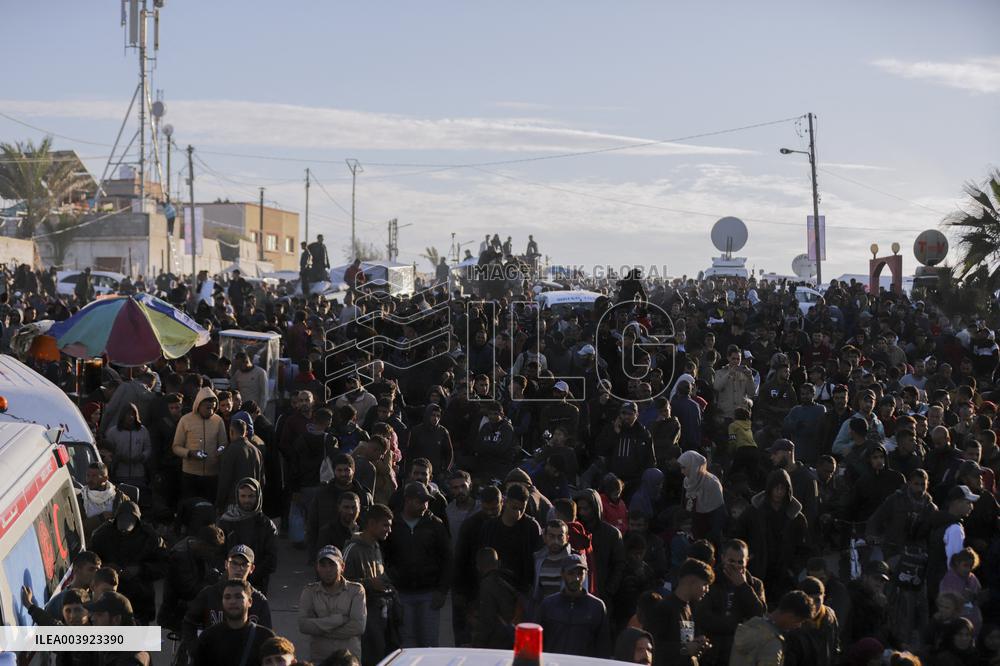 Displaced Palestinians Returned To Northern Gaza