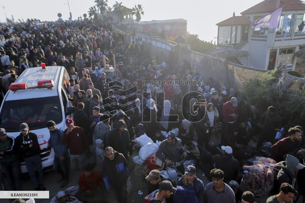 Displaced Palestinians Returned To Northern Gaza