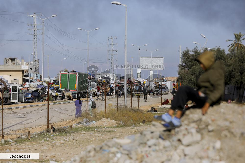 Displaced Palestinians Returned To Northern Gaza
