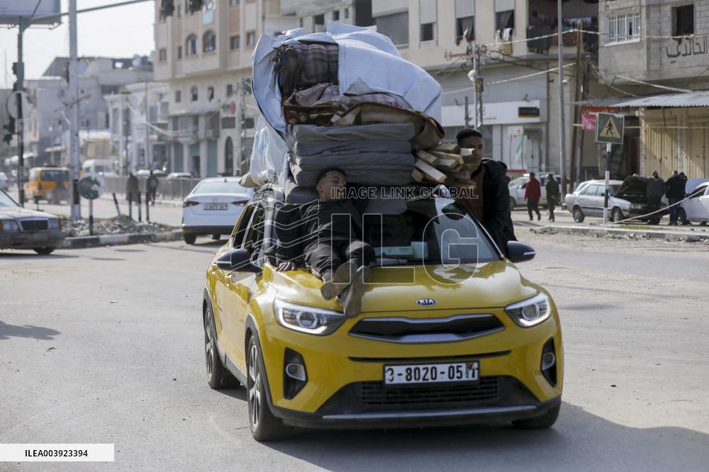 Displaced Palestinians Returned To Northern Gaza