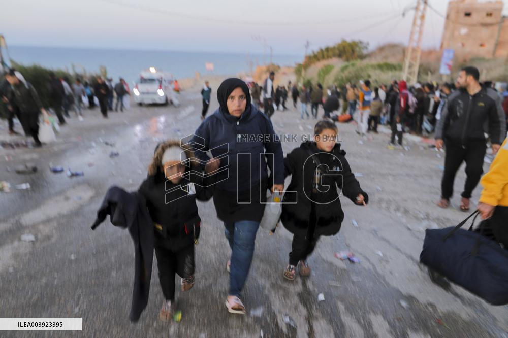 Displaced Palestinians Returned To Northern Gaza