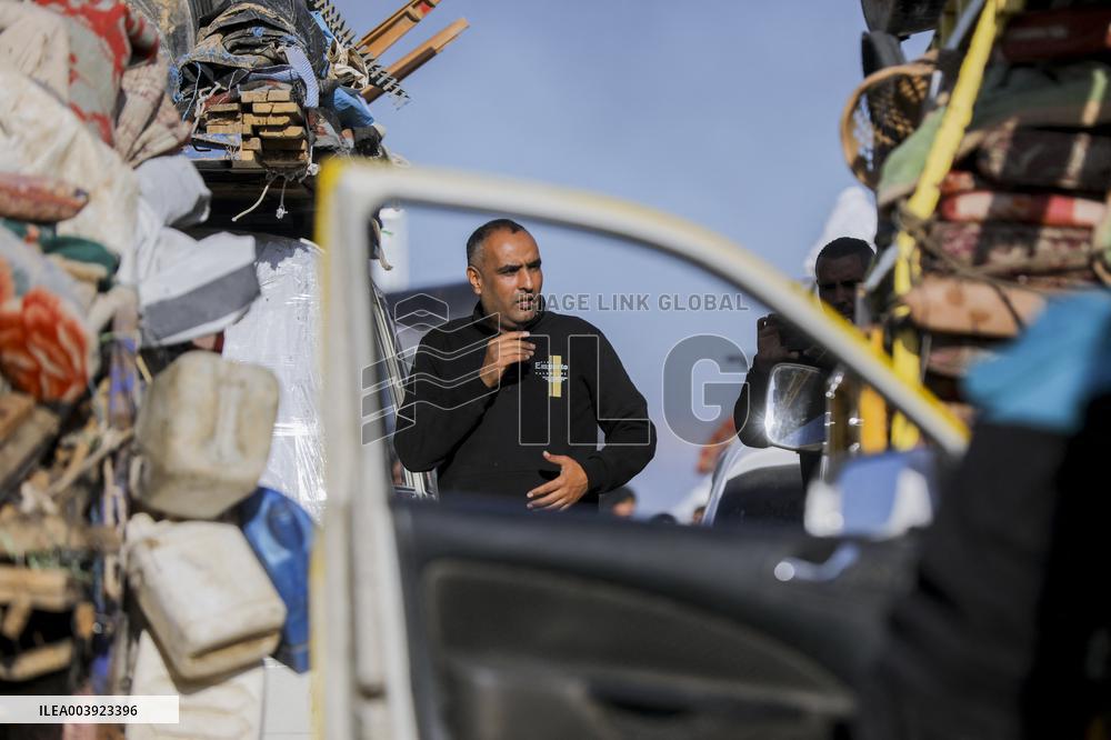 Displaced Palestinians Returned To Northern Gaza