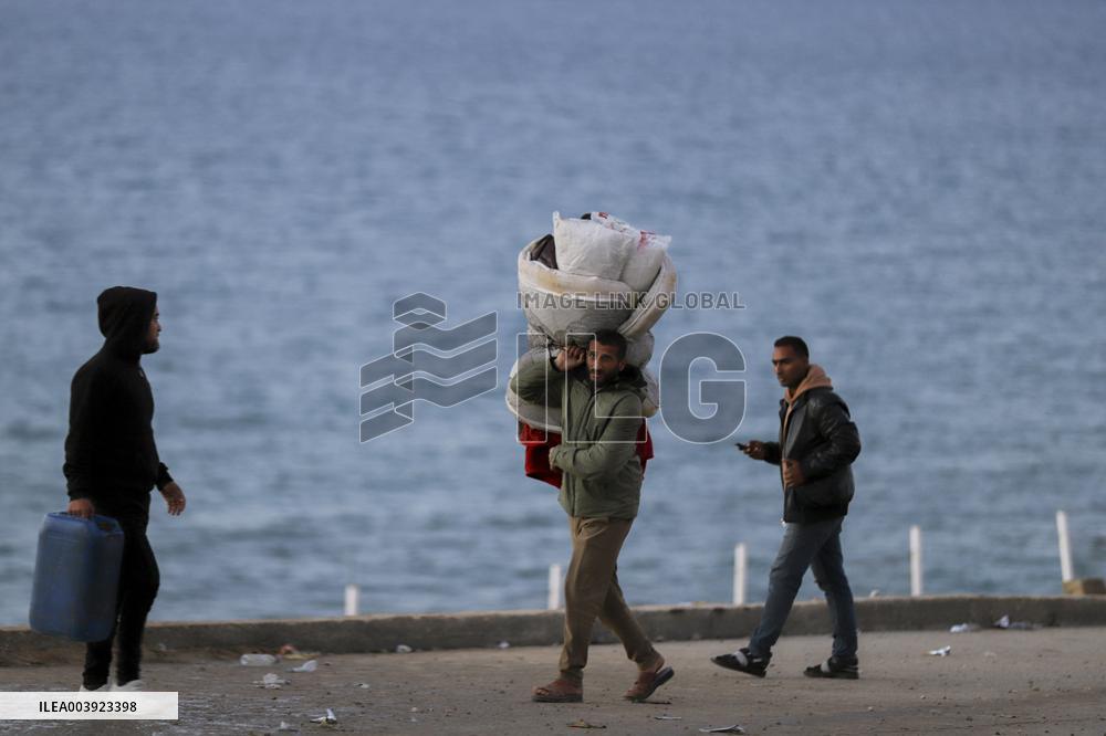 Displaced Palestinians Returned To Northern Gaza