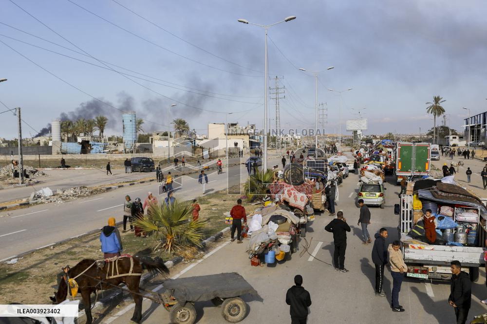 Displaced Palestinians Returned To Northern Gaza