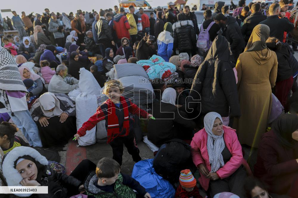 Displaced Palestinians Returned To Northern Gaza