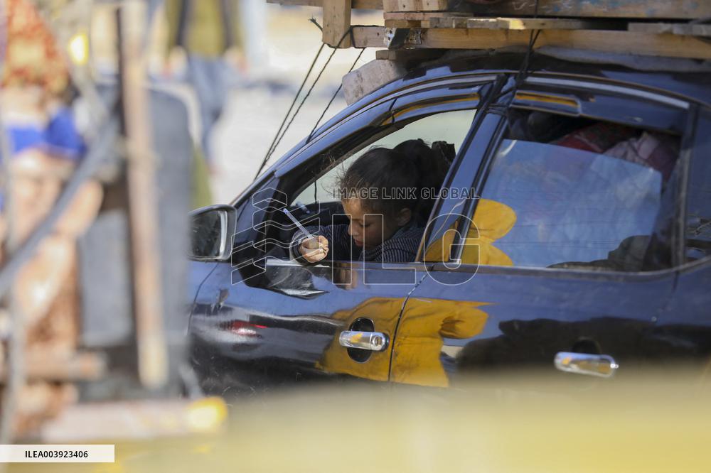 Displaced Palestinians Returned To Northern Gaza