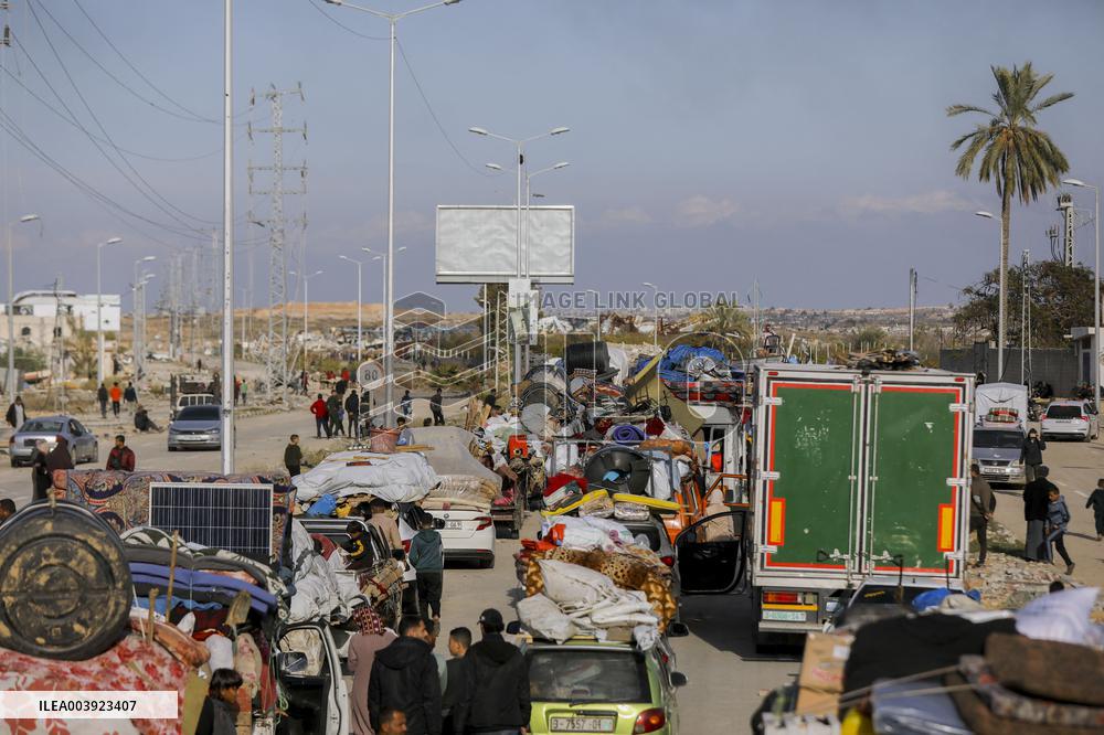 Displaced Palestinians Returned To Northern Gaza