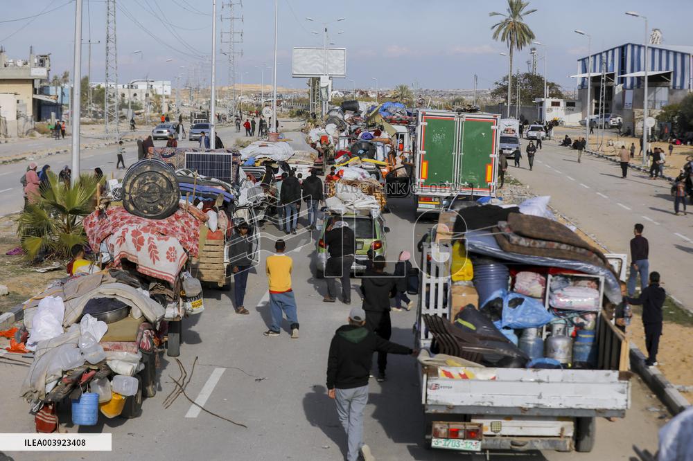 Displaced Palestinians Returned To Northern Gaza