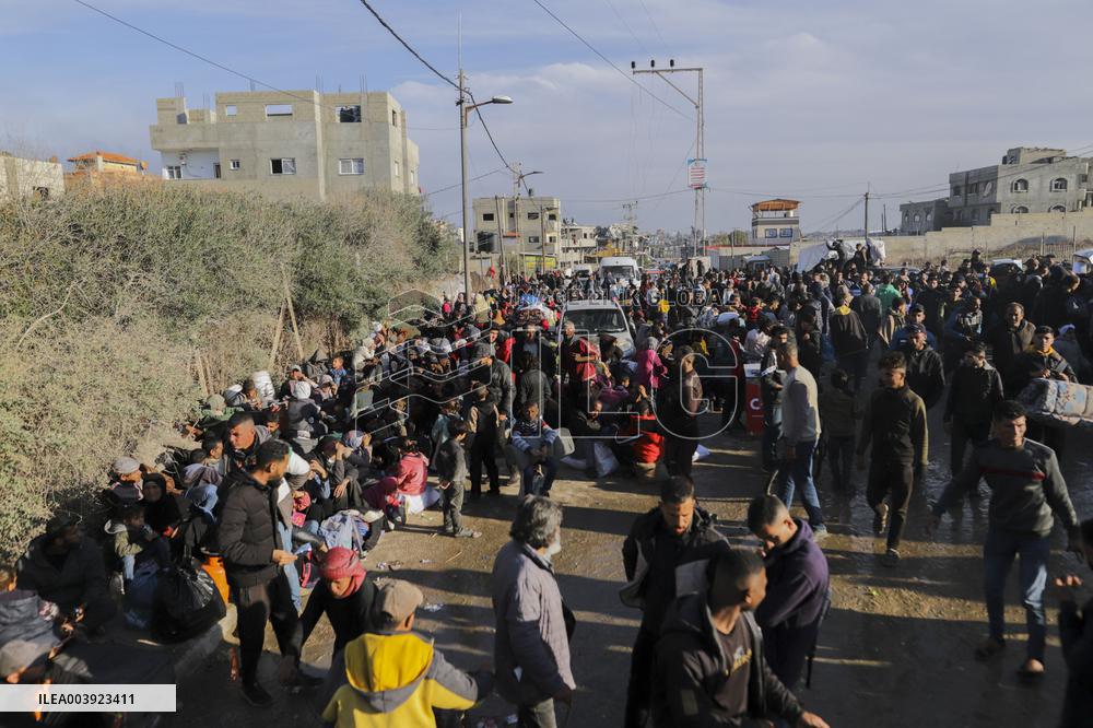 Displaced Palestinians Returned To Northern Gaza
