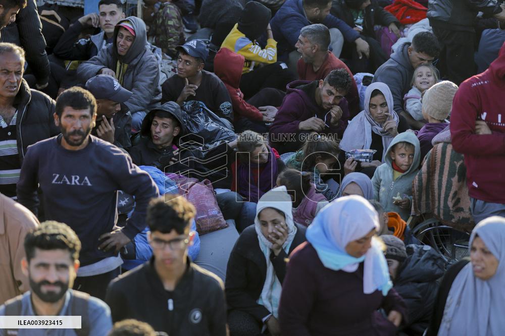 Displaced Palestinians Returned To Northern Gaza
