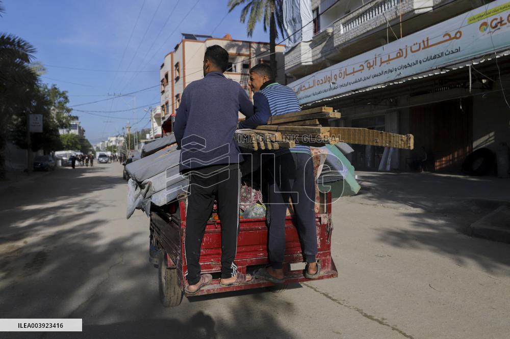 Displaced Palestinians Returned To Northern Gaza
