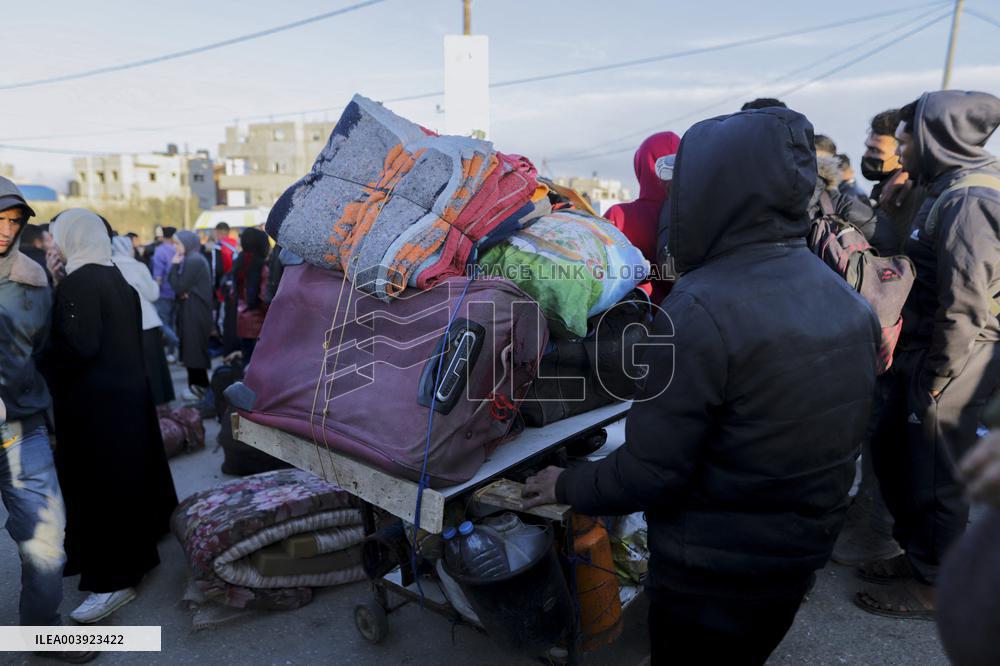 Displaced Palestinians Returned To Northern Gaza