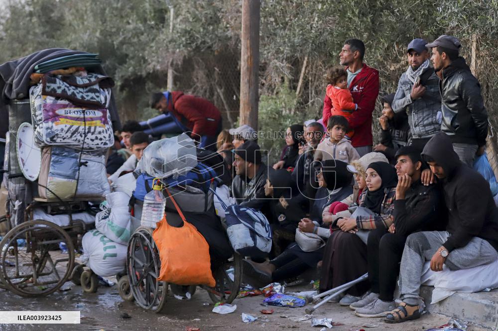 Displaced Palestinians Returned To Northern Gaza