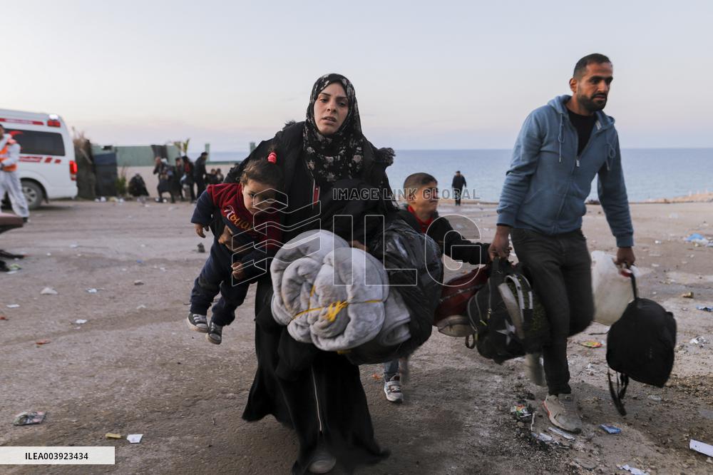 Displaced Palestinians Returned To Northern Gaza