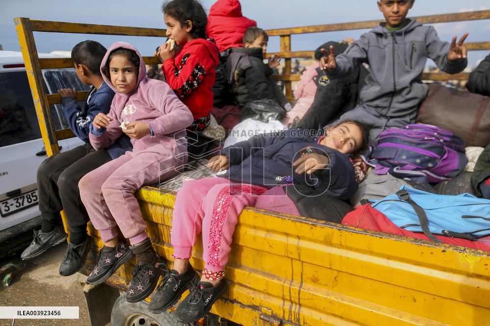 Displaced Palestinians Returned To Northern Gaza