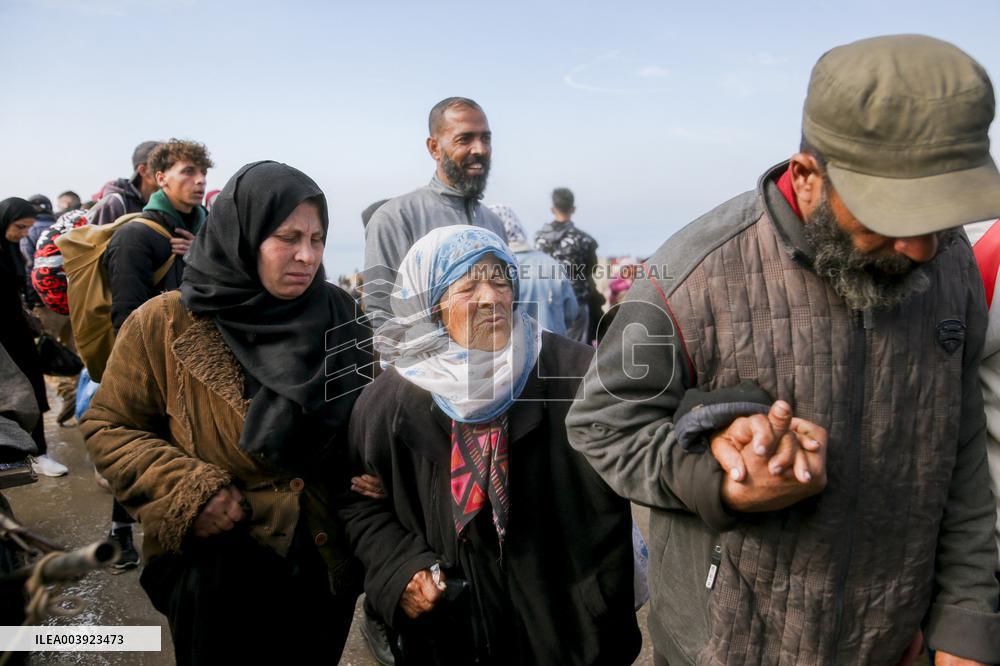 Displaced Palestinians Returned To Northern Gaza