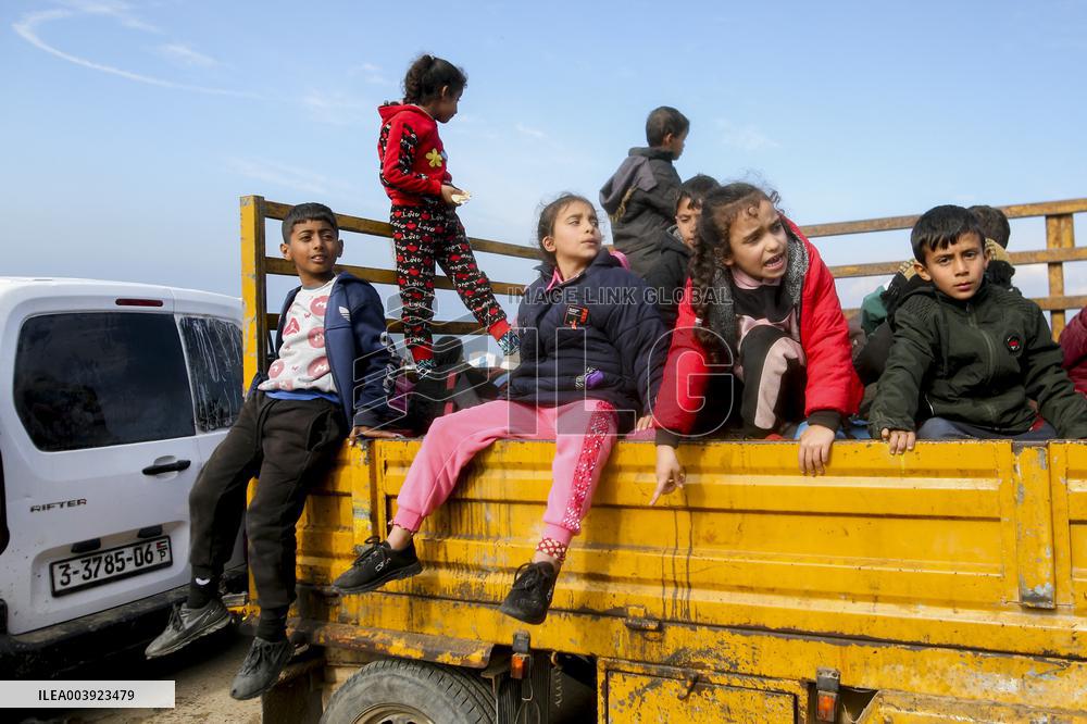 Displaced Palestinians Returned To Northern Gaza