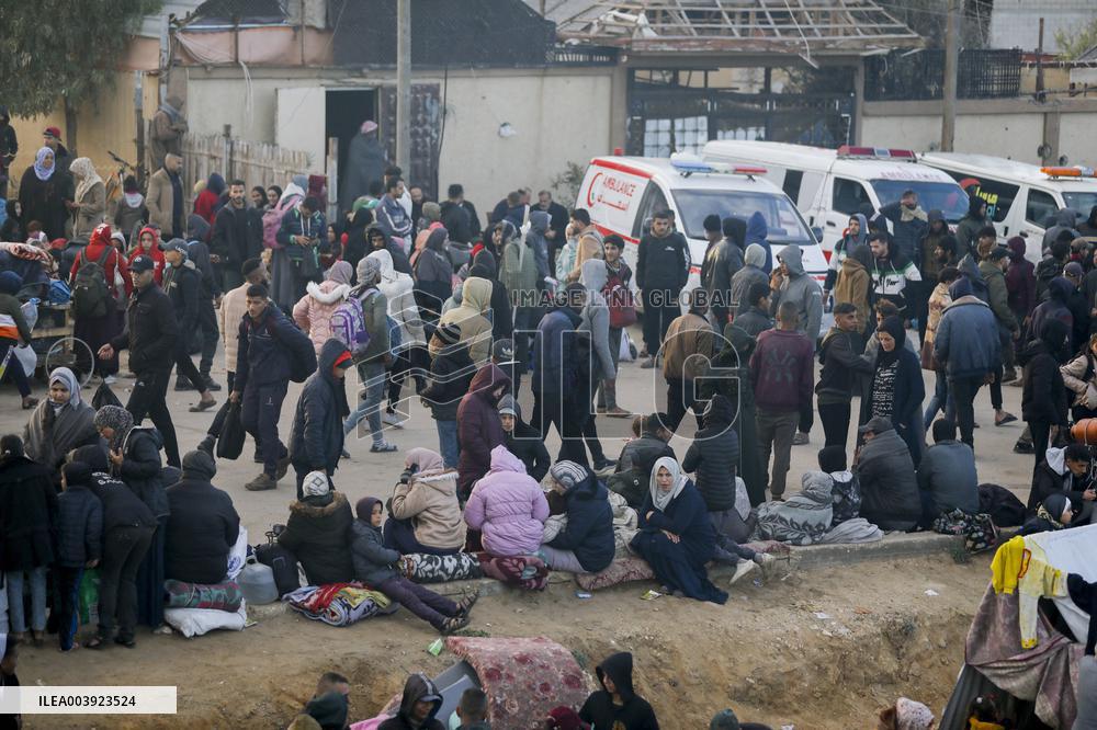 Displaced Palestinians Returned To Northern Gaza