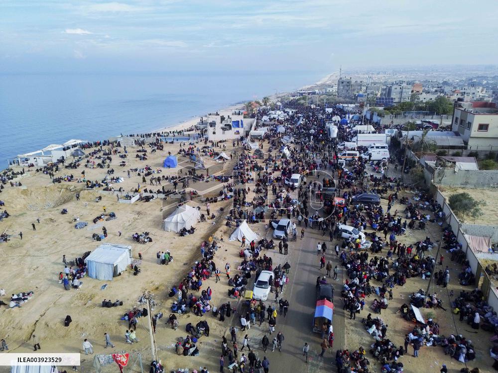 Displaced Palestinians Returned To Northern Gaza