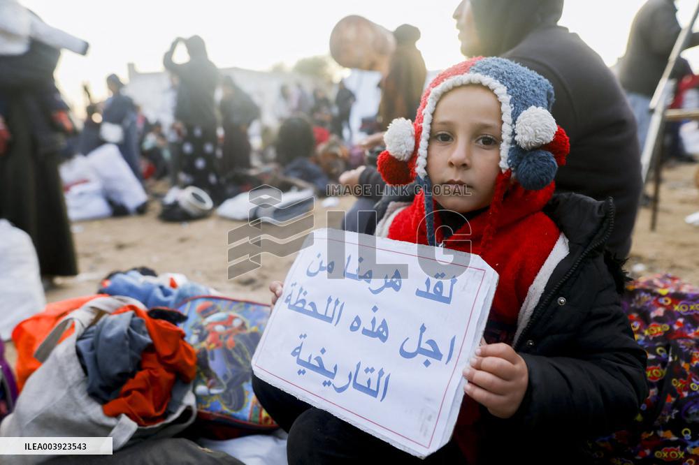 Displaced Palestinians Returned To Northern Gaza