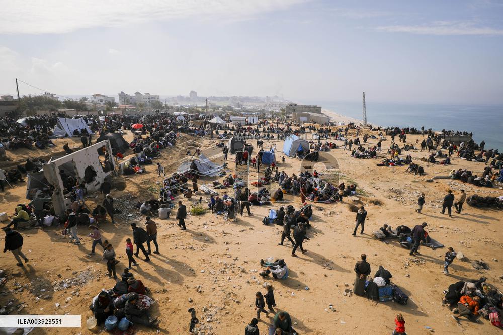 Displaced Palestinians Returned To Northern Gaza
