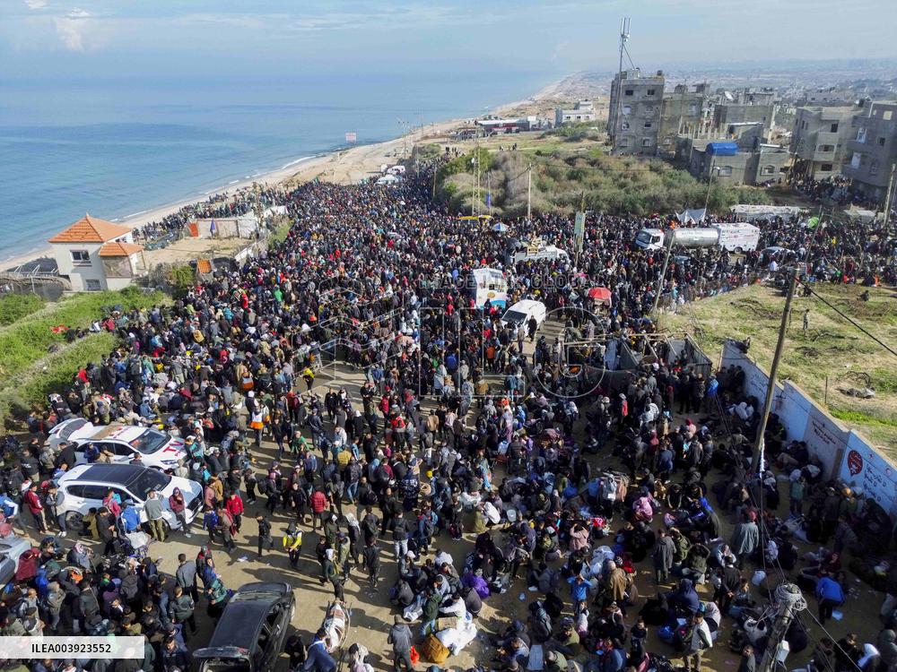 Displaced Palestinians Returned To Northern Gaza