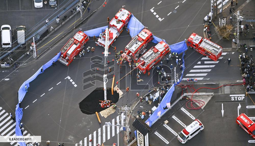 Sinkhole at intersection near Tokyo