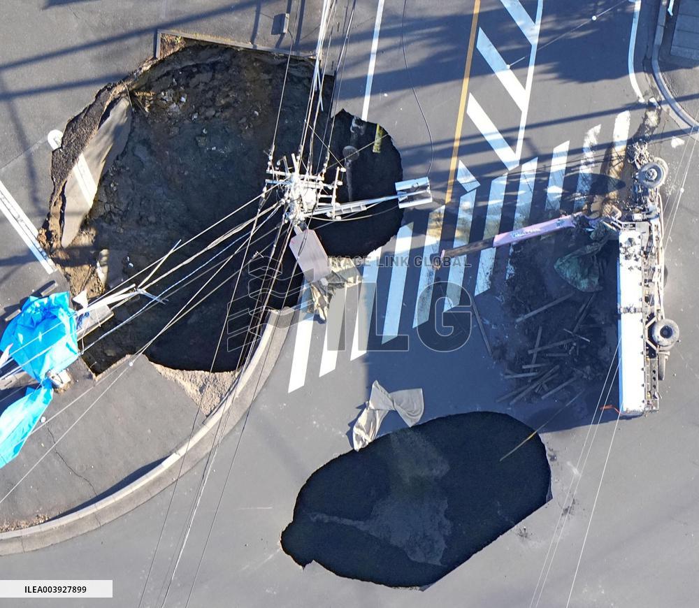 Sinkholes at intersection near Tokyo