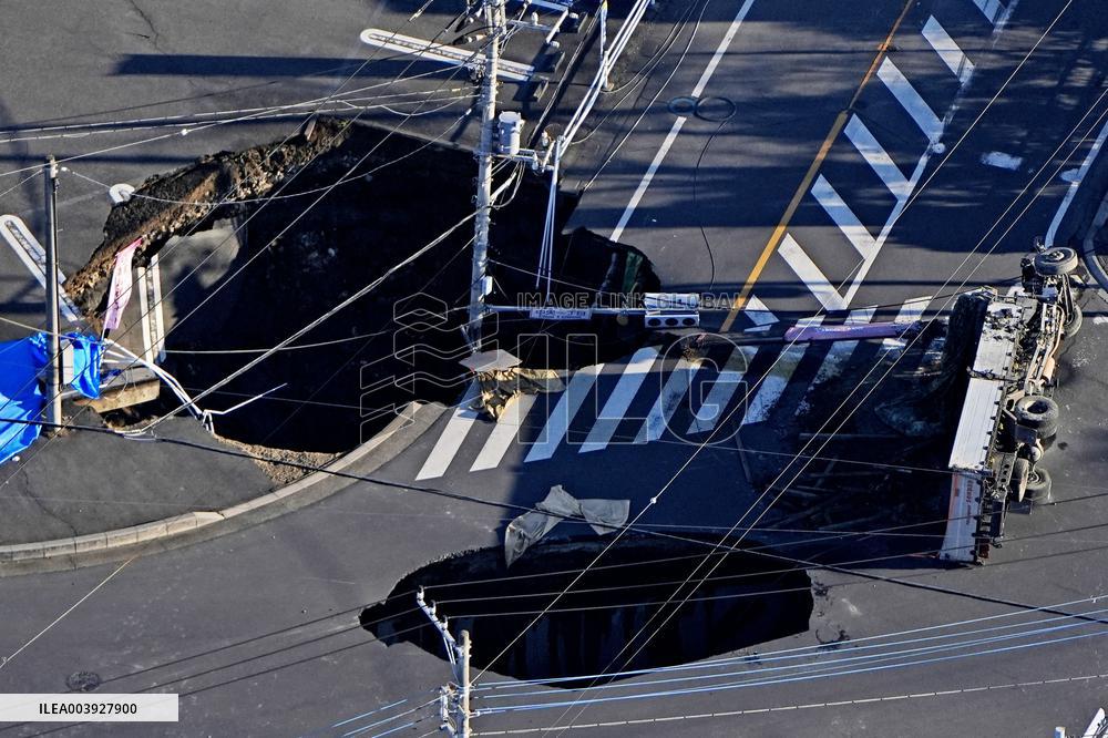 Sinkholes at intersection near Tokyo