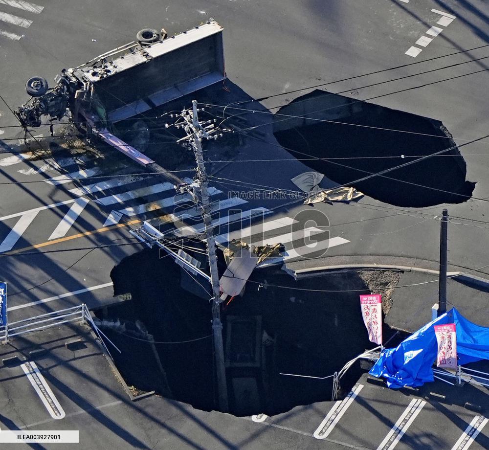 Sinkholes at intersection near Tokyo